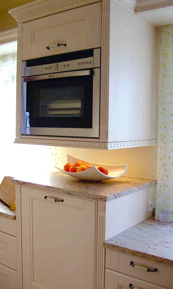 Geräte einer Landhausküche mit Steinarbeitsplatte
